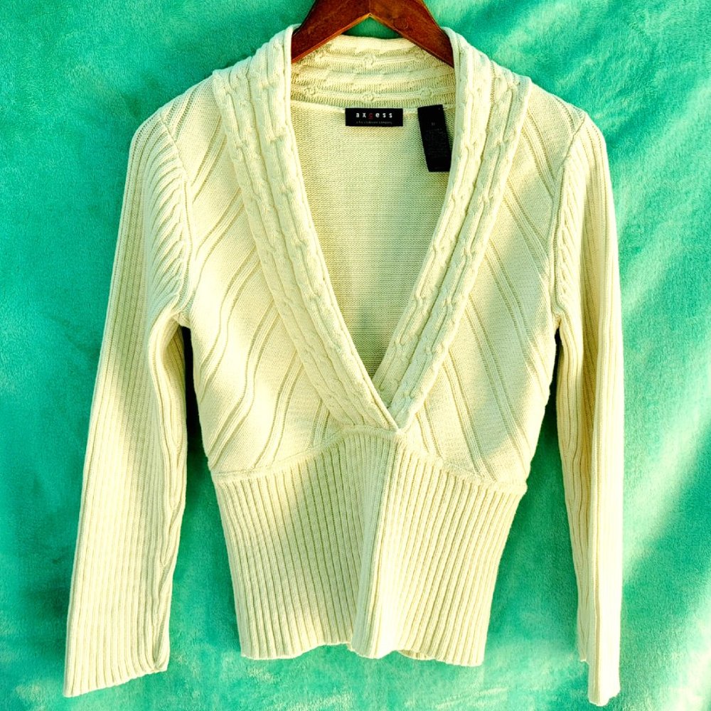 Axcess Liz Claiborne cable knit cream sweater with deep V-neck size medium